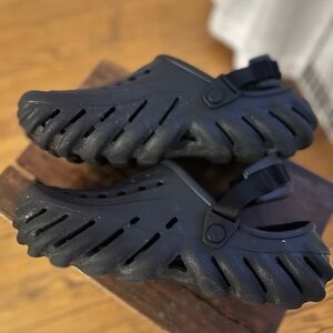 Crocs Unisex Echo Clogs Black Sz: M8/W10. Fully Molded Croslite. Pivotable Strap